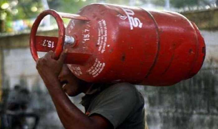 गैस सिलेंडर के दाम में वृद्धि, युकां ने मजदूरों को बांटी जलाऊ लकड़ी